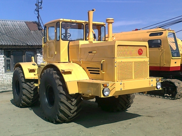 Kirovets K-701 Traktor mit Planierraupenausrüstung