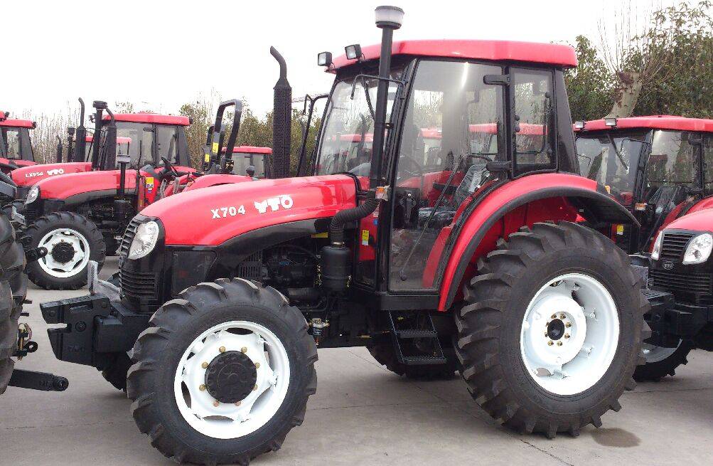 Колісний трактор YTO-X704