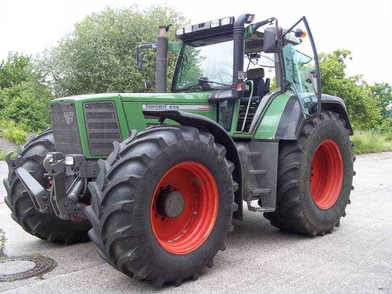 Fendt 824 Vario tractor