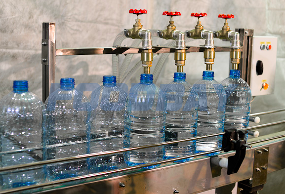 Półautomatyczne urządzenie do napełniania napojów gazowanych w butelce PET  - изображение 1