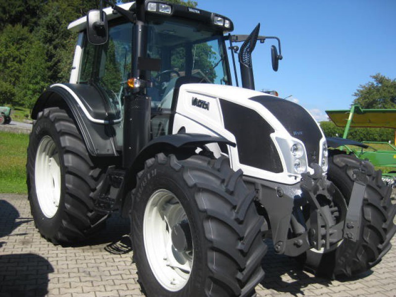 Second-hand imported tractors CASSE / NEW JOLLAND / VALTRA