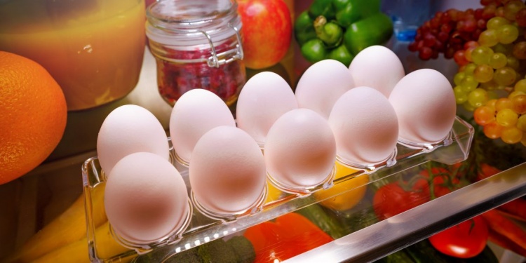 Яйца нежелательно хранить на дверце холодильника