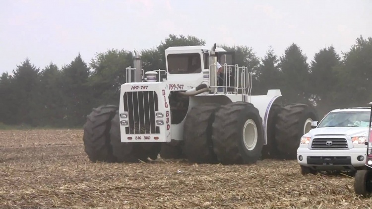 Big Bud - самый мощный трактор в мире