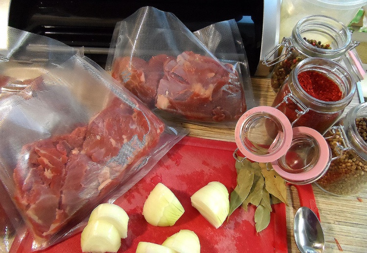 сюит для приготовления мяса. prev 2f4db6. сюит для приготовления мяса фото. сюит для приготовления мяса-prev 2f4db6. картинка сюит для приготовления мяса. картинка prev 2f4db6. Приготовление стейка — отличный способ познакомиться с технологией Sous Vide. Это обусловлено не только простотой приготовления, но и практической обоснованностью. Сковорода или гриль не прощают ошибок и зачастую даже лучшие отрубы в процессе приготовления становятся сухими и жесткими.