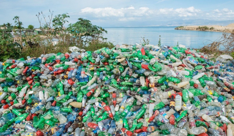 Лидеры отрасли напитков борются с мусором из пластика